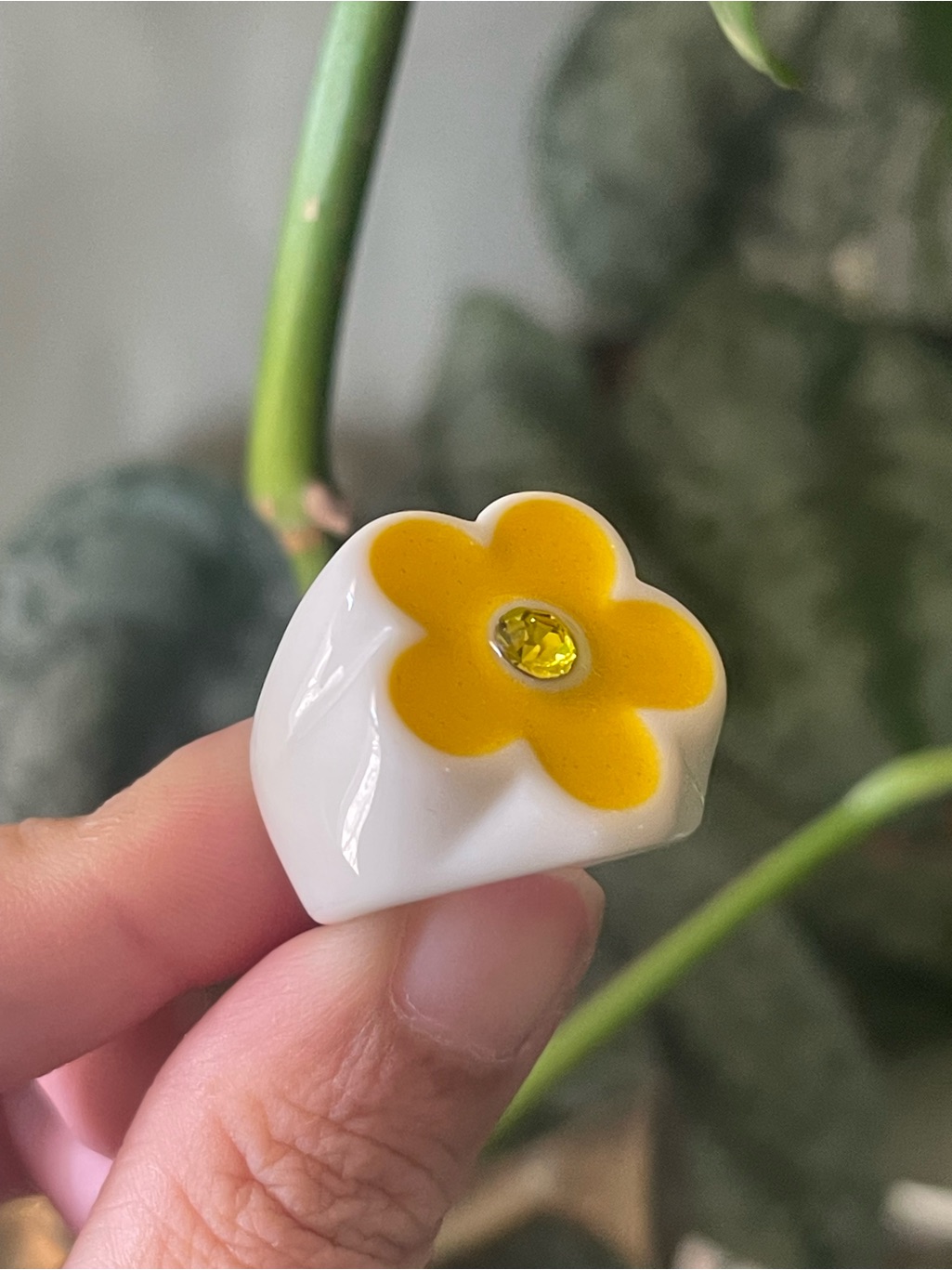 Fun White Flower Ring With Yellow Accent